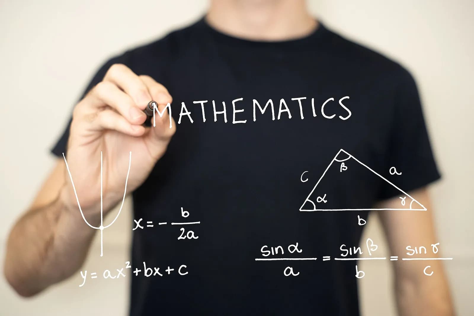 Una persona escribe MATHEMATICS, una parábola, un triángulo y la ley de los senos en una pizarra transparente